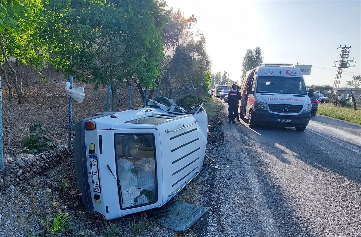 İzmir'de Otomobil Çarpışması: 4 Yaralı