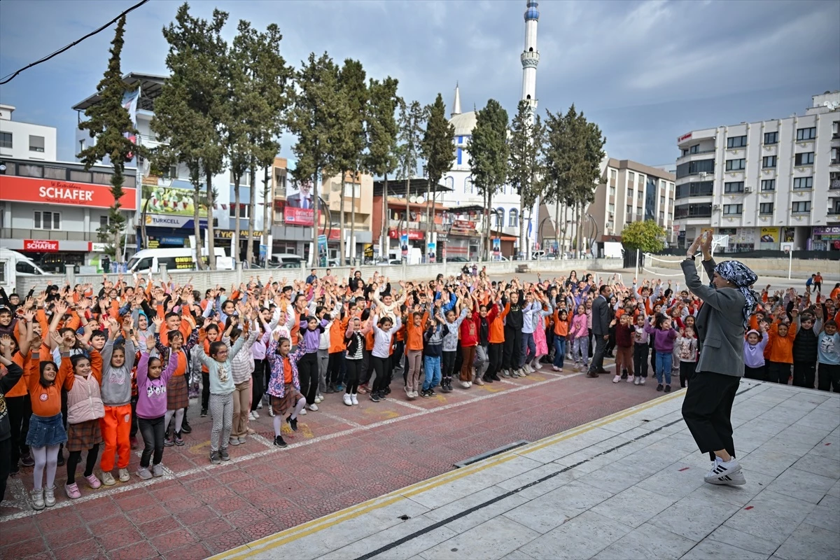 İzmir'deki İlkokulda Öğrenciler Sabahları Dans Ederek Derslere Başlıyor