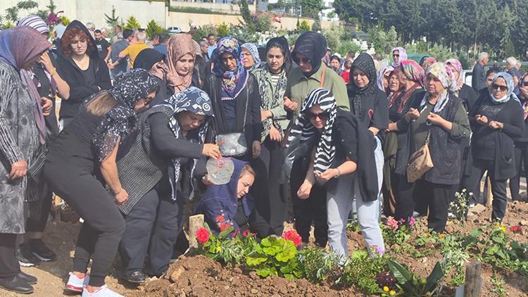 Kalp krizi sonucu hayatını kaybetmişti: Emekli polis, kızının düğün günü toprağa verildi