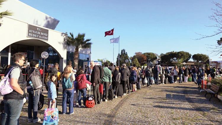 Kapıda vizeyle birlikte tatilci adalara aktı