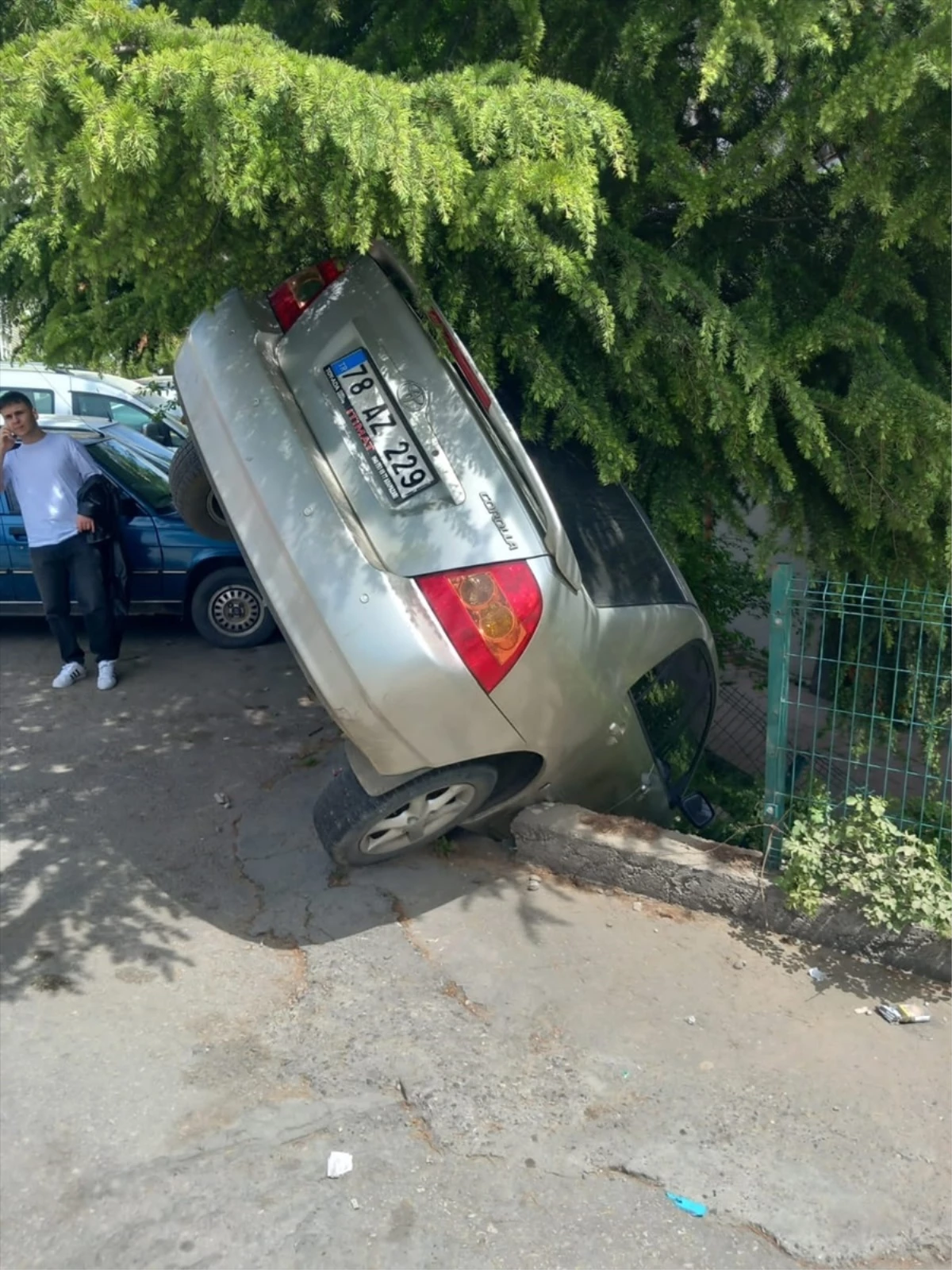 Karabük'te kaza yapan otomobilin duvarda asılı kalma anı güvenlik kamerasında