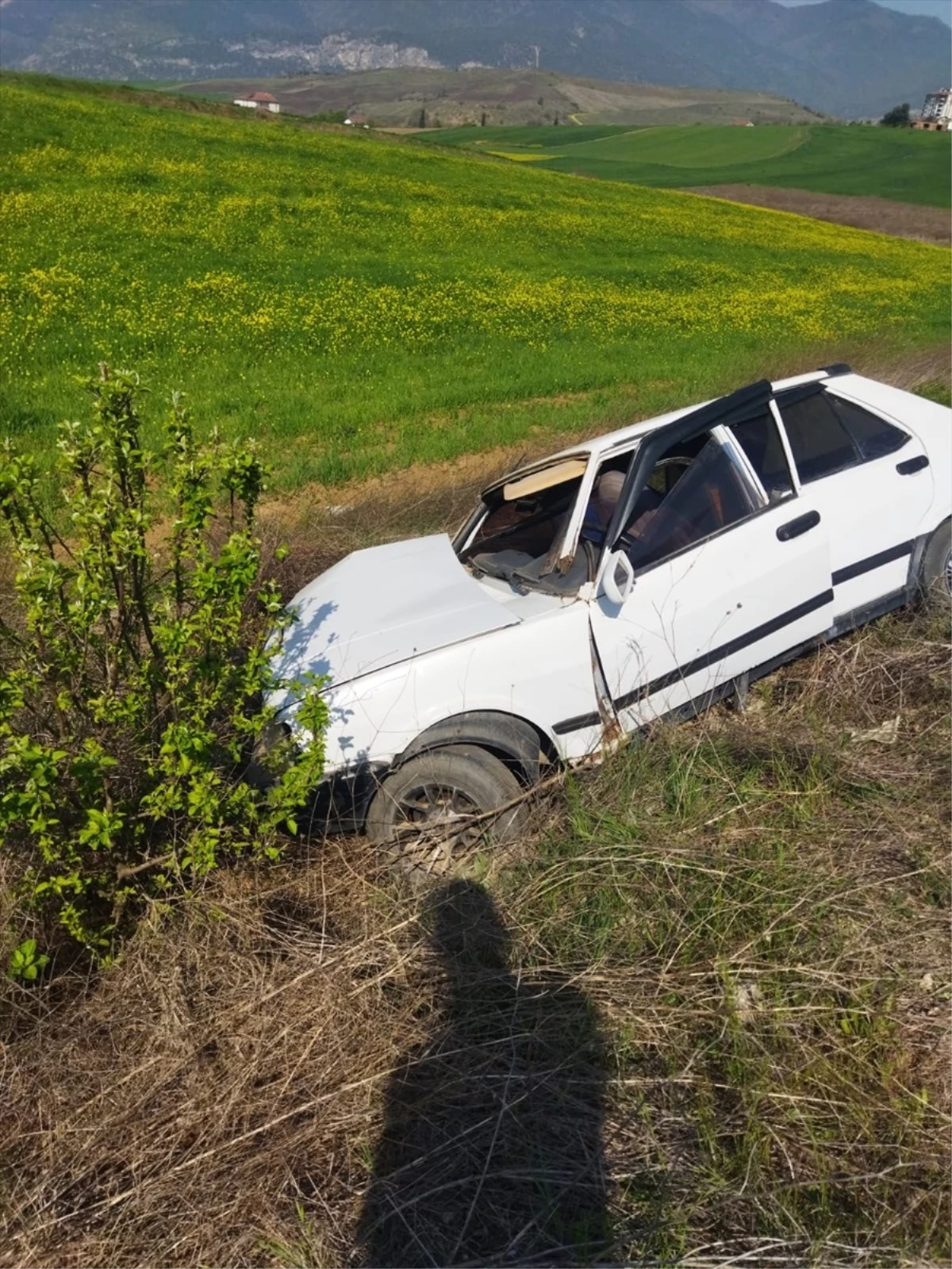 Karabük'te otomobil tarlaya girdi, 2 kişi yaralandı