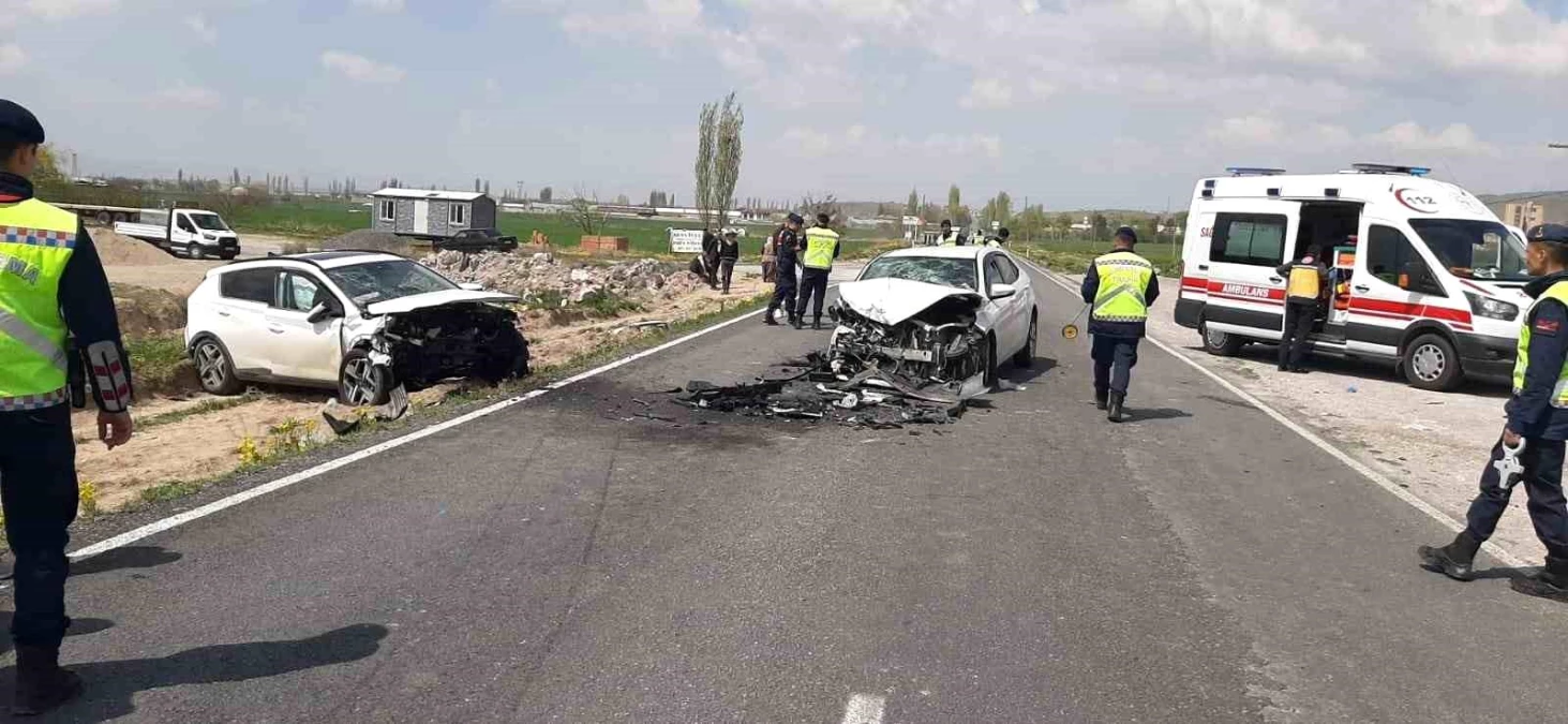 Kayseri'de kafa kafaya çarpışan otomobillerde 7 kişi yaralandı