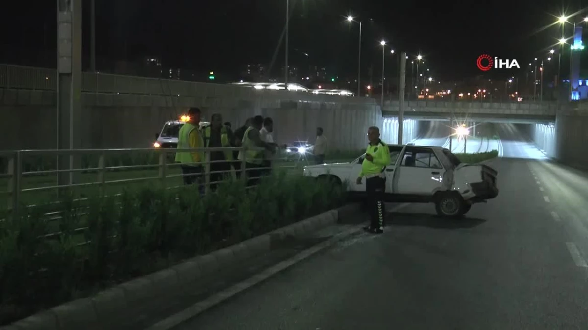 Kayseri'de otomobil tramvay yoluna girdi: 2 yaralı