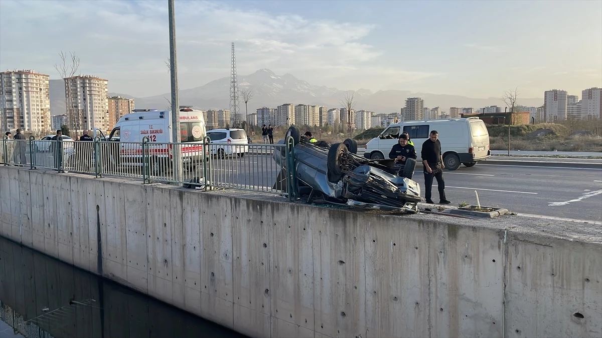 Kayseri'de takla atan otomobilin sürücüsü yaralandı