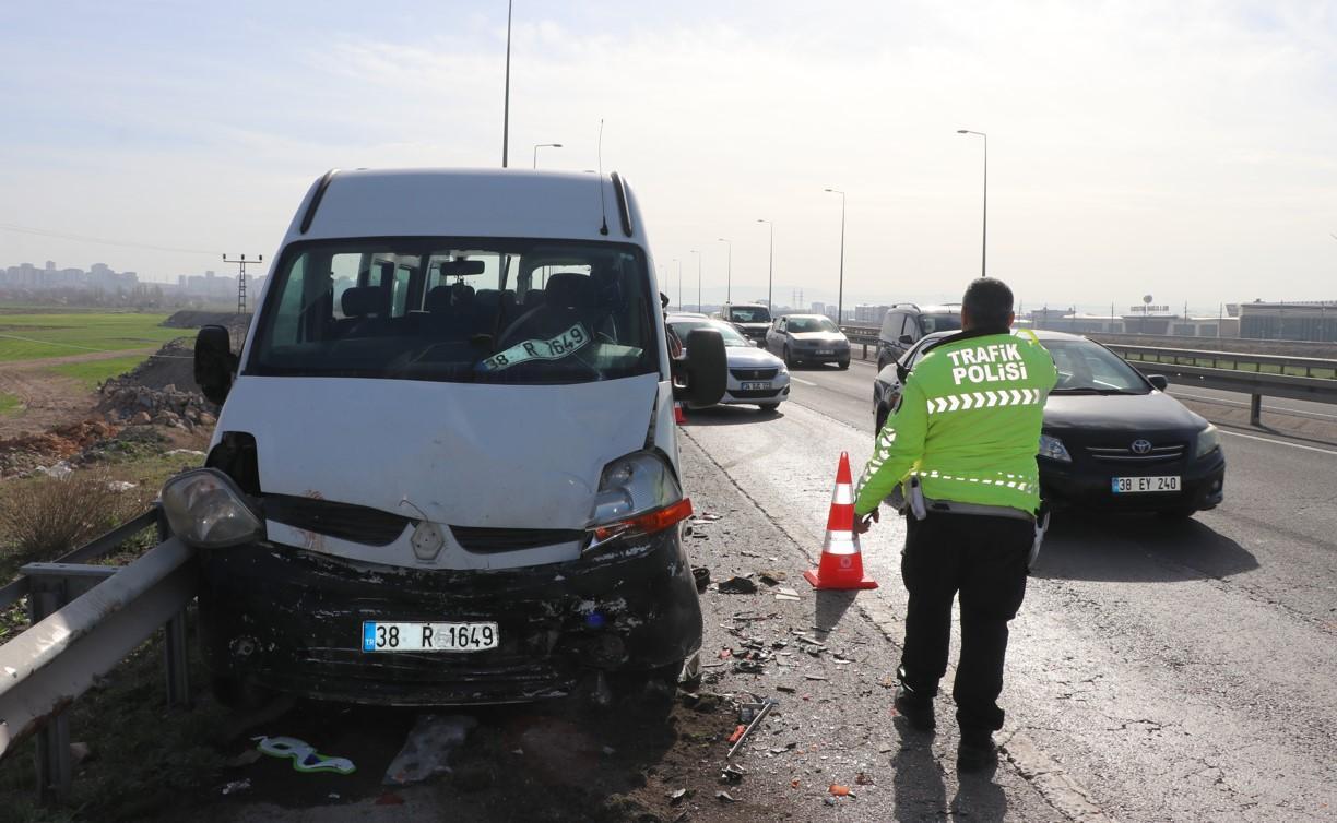 Kayseri'de zincirleme kazada 1'i ağır 10 işçi yaralandı