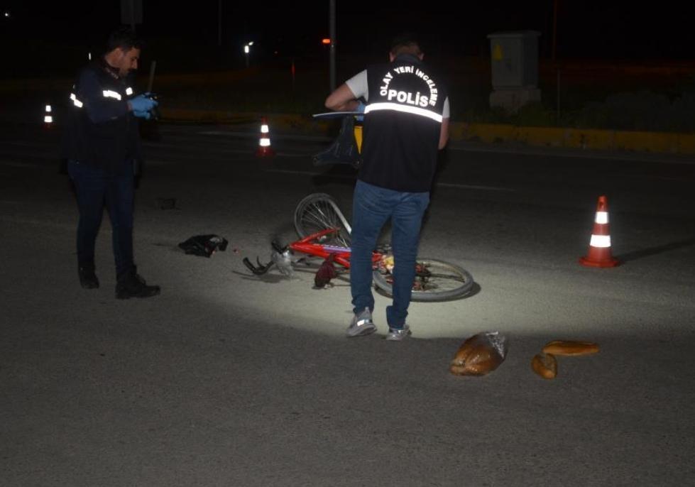 Konya'da büyük vicdansızlık! Bisiklet sürücüsünün ölümüne neden olan şoför kaçtı... Geriye evine aldığı ekmekler kaldı