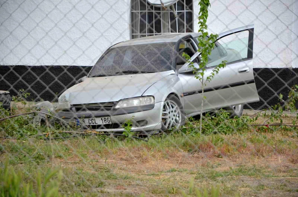 Konya'da otomobil evin bahçesine uçtu, ev sahibi ile sürücü karakolluk oldu