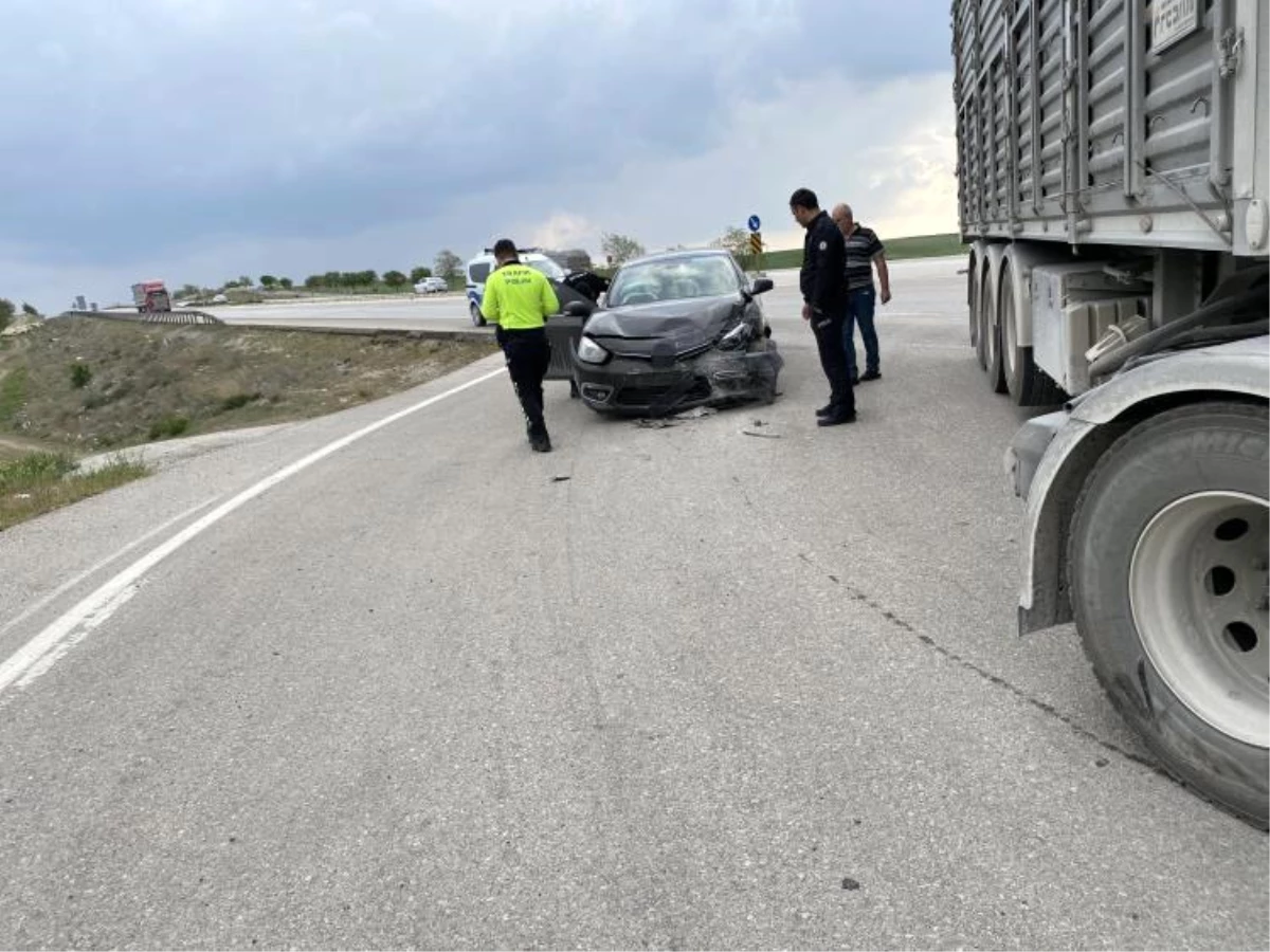 Konya'da U dönüşü yapan tıra çarpan otomobilde 1 kişi yaralandı