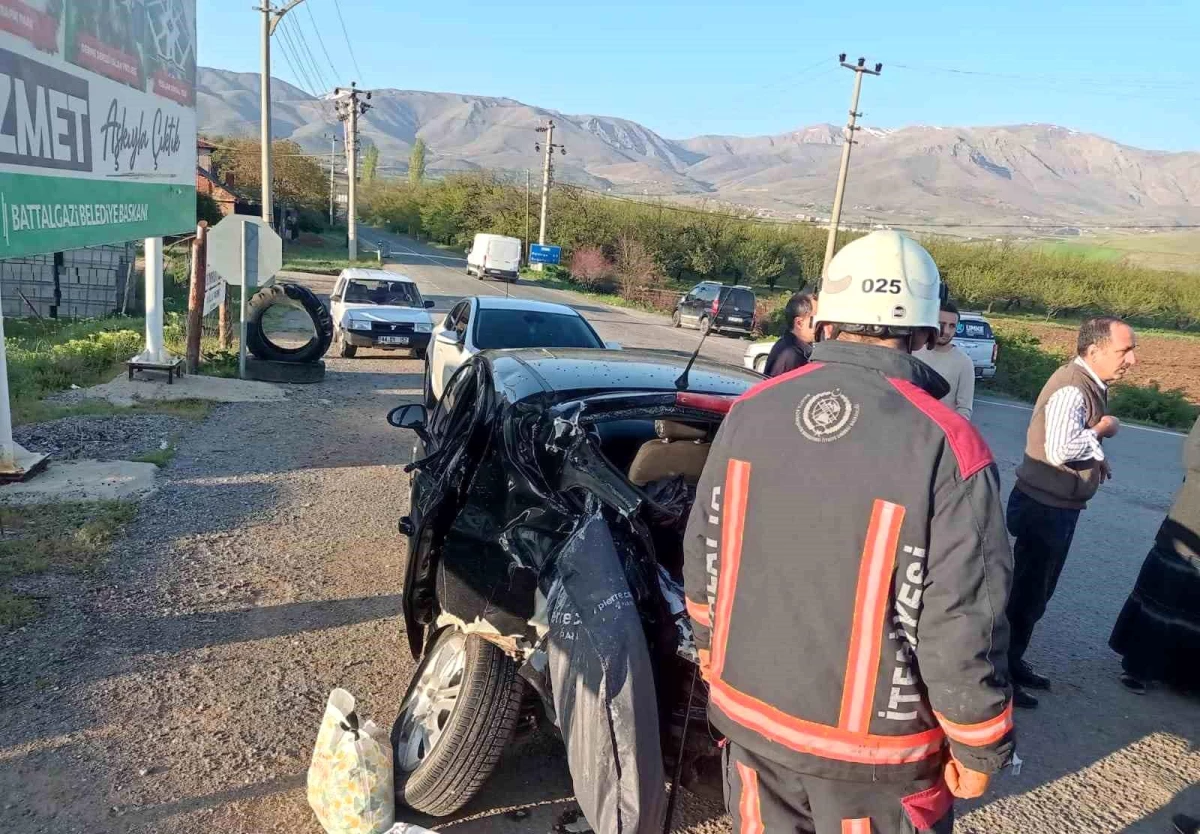 Malatya'da otomobil ile çarpışan yolcu otobüsü devrildi