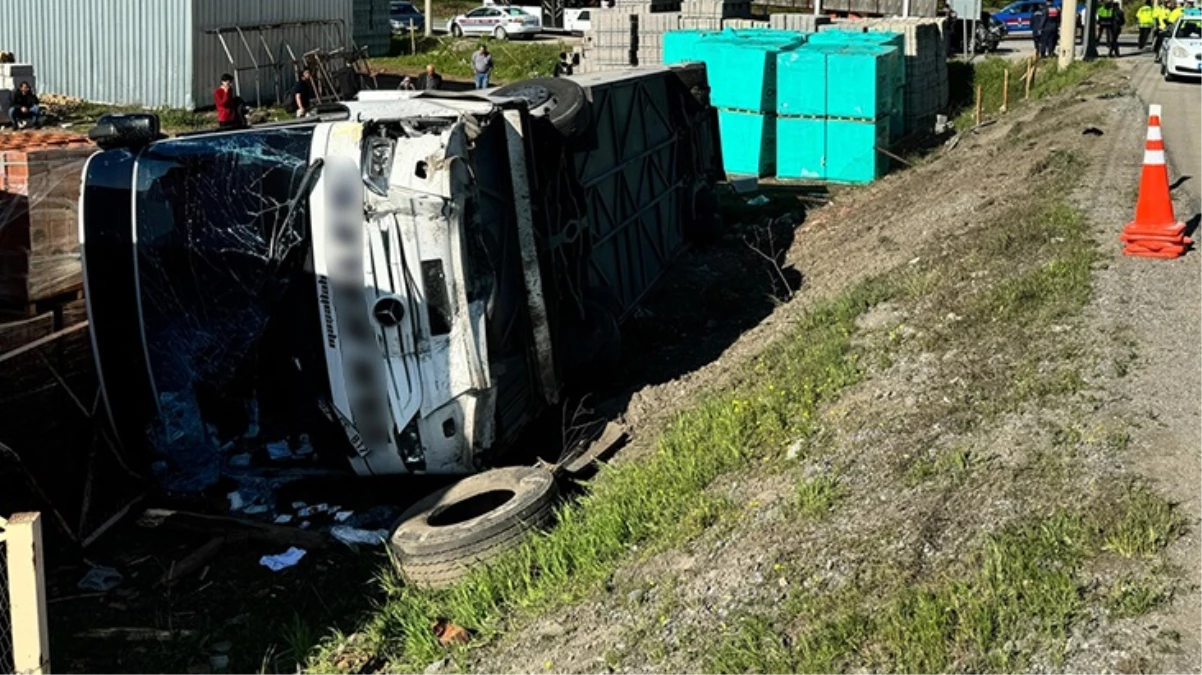 Malatya'da otomobille çarpışan otobüs devrildi: 19 yaralı