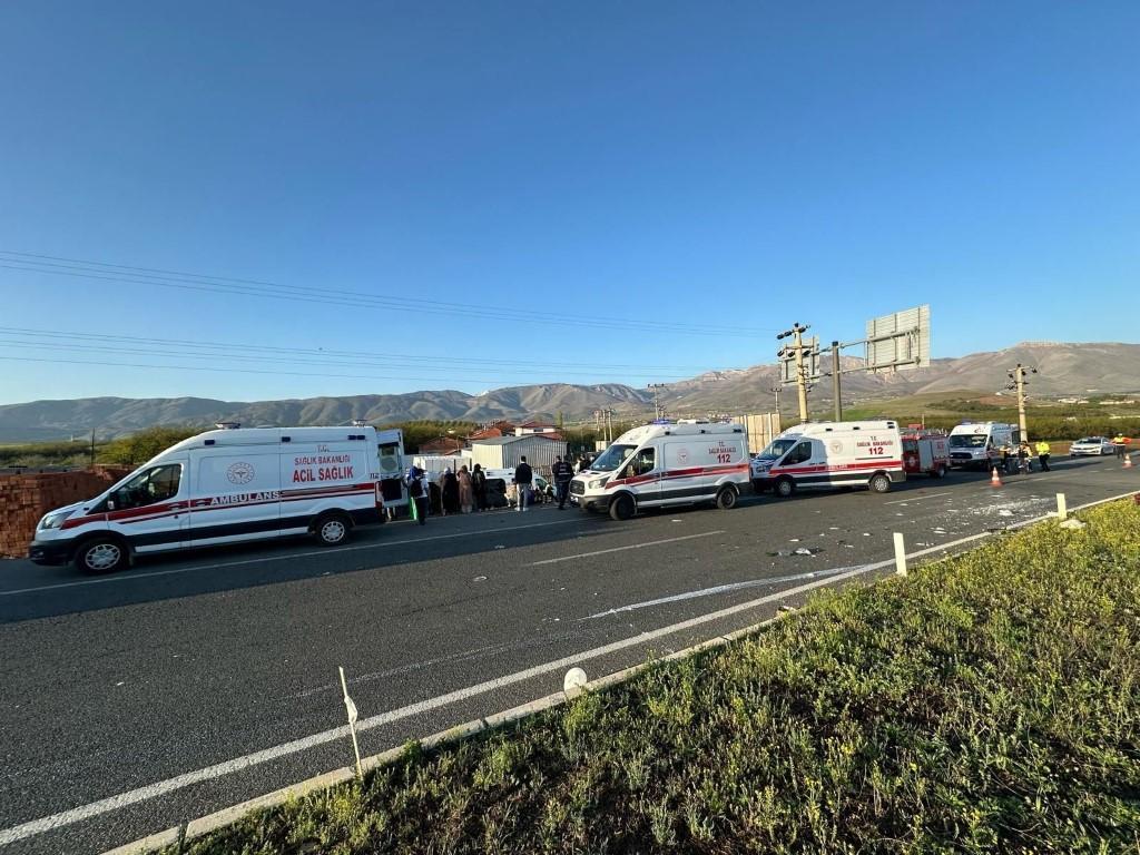 Malatya’da yolcu otobüsü devrildi: 19 yaralı