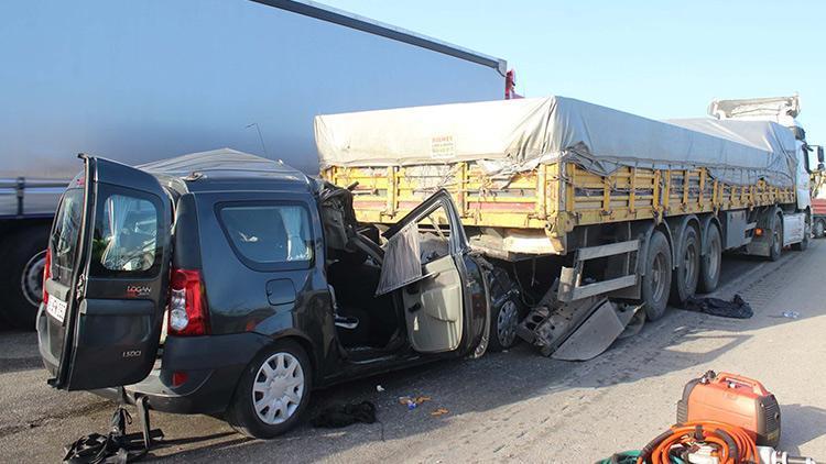 Manisa'da hafif ticari araç, TIR'ın altına girdi: 3 ölü, 1 ağır yaralı