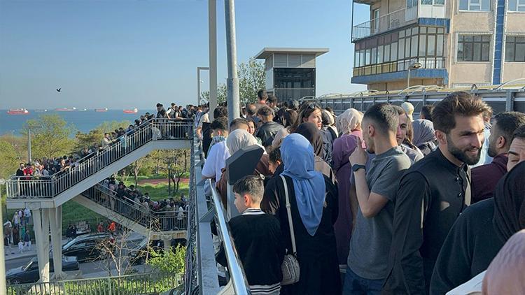 Metrobüs üstgeçidinde izdihama dönen yoğunluk