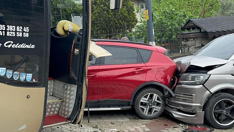 Okul gezisi için Üsküdar'a gelen midibüs kaza yaptı: 10 öğrenci yaralandı