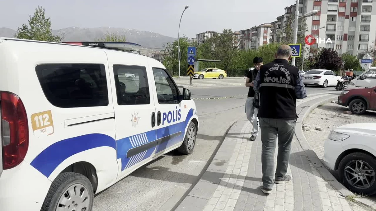 Otomobil kaldırımda yürüyenlerin arasına daldı: 1 yaralı