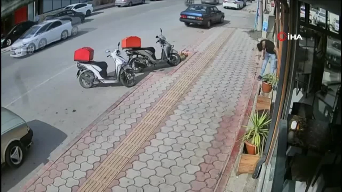 Otomobille çarpışan motosiklet sürücüsü böyle savruldu