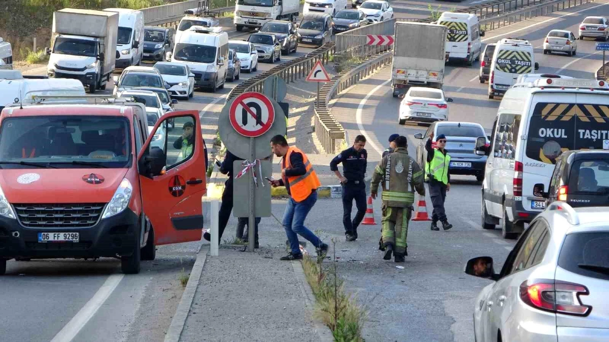 Pendik'te otomobil ile hafriyat kamyonunun çarpıştığı kazada 2 kişi yaralandı