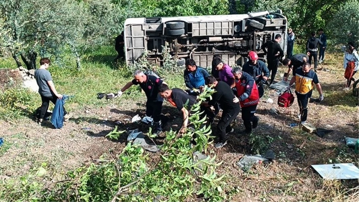 Sakarya'da üniversite öğrencilerini taşıyan midibüs devrildi: 12 yaralı