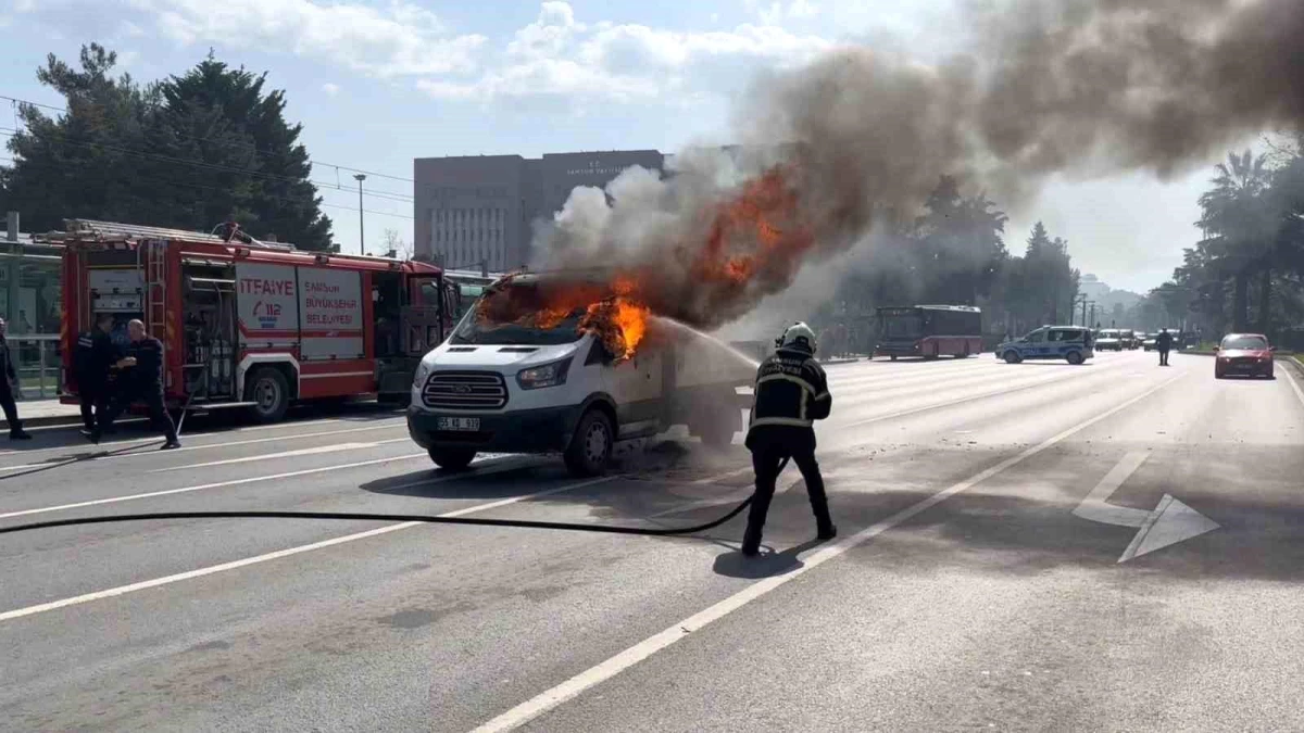 Samsun'da Kamyonet Alev Alev Yandı