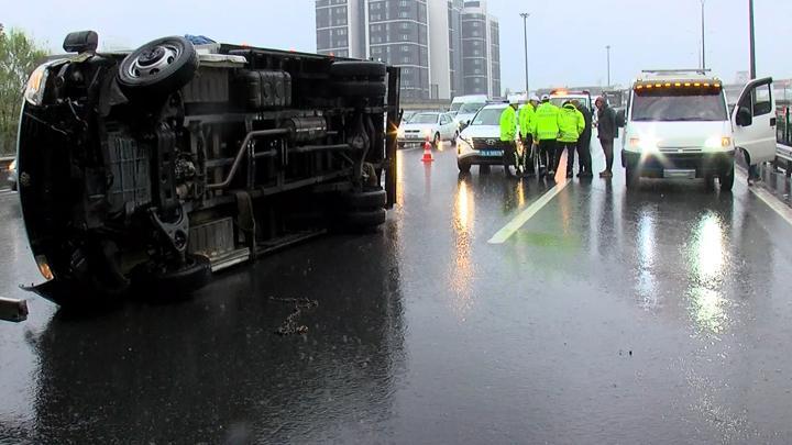 Sarıyer'de 2 otomobil ve bir kamyonetin karıştığı kazada 4 yaralı