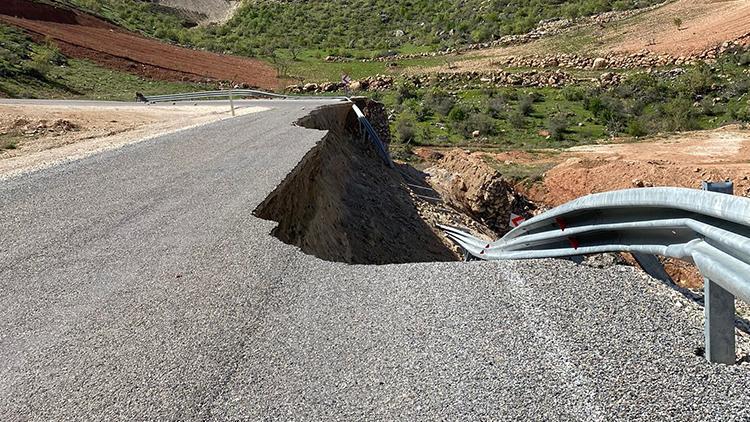 Siirt'te kuvvetli yağış: Yol çöktü