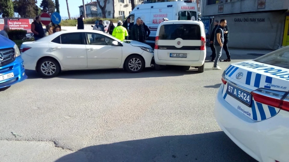 Sinop'ta otomobil ile hafif ticari araç çarpıştı, 1 kişi yaralandı