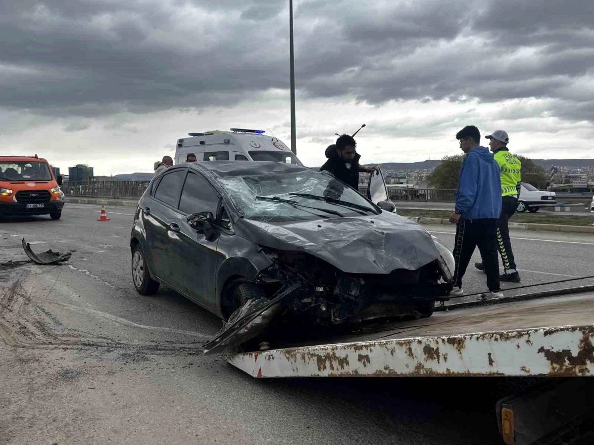 Sivas'ta Otomobil Kazası: 3 Kişi Yaralandı