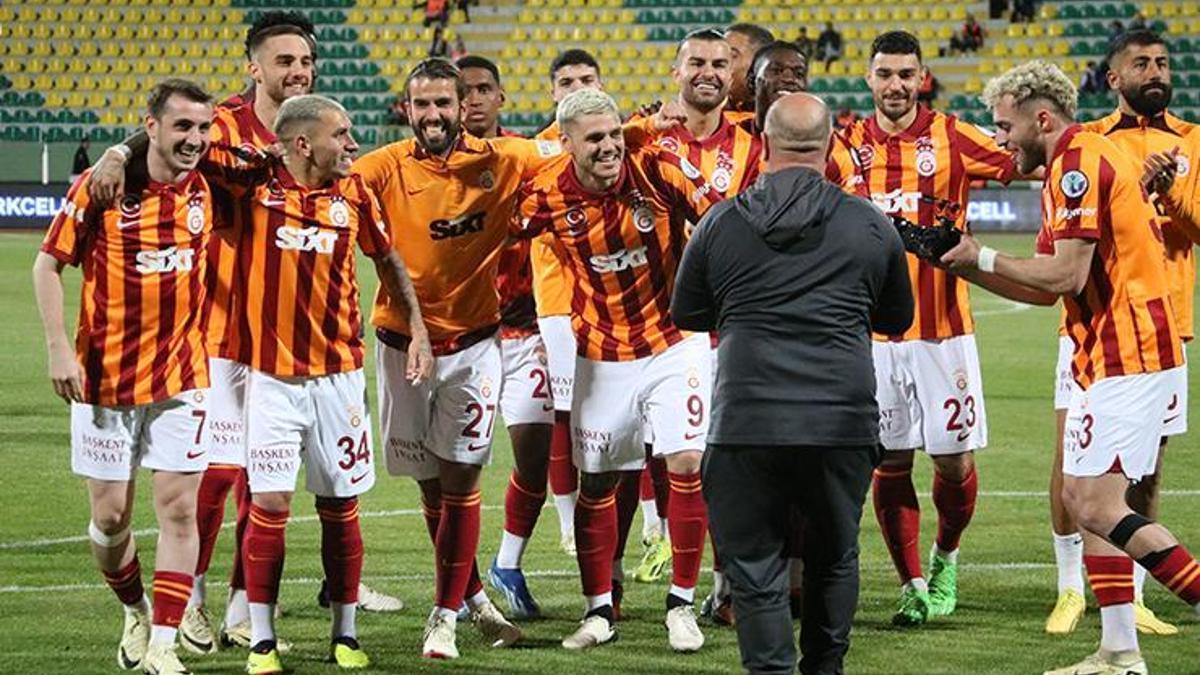 CANLI |                    Galatasaray'da yıldız futbolcular ile sözleşme uzatıyor! İmza töreni başladı