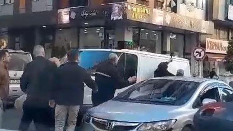 Tartıştığı sürücüye baltayla saldırdı! İstanbul'daki yol verme kavga kamerada