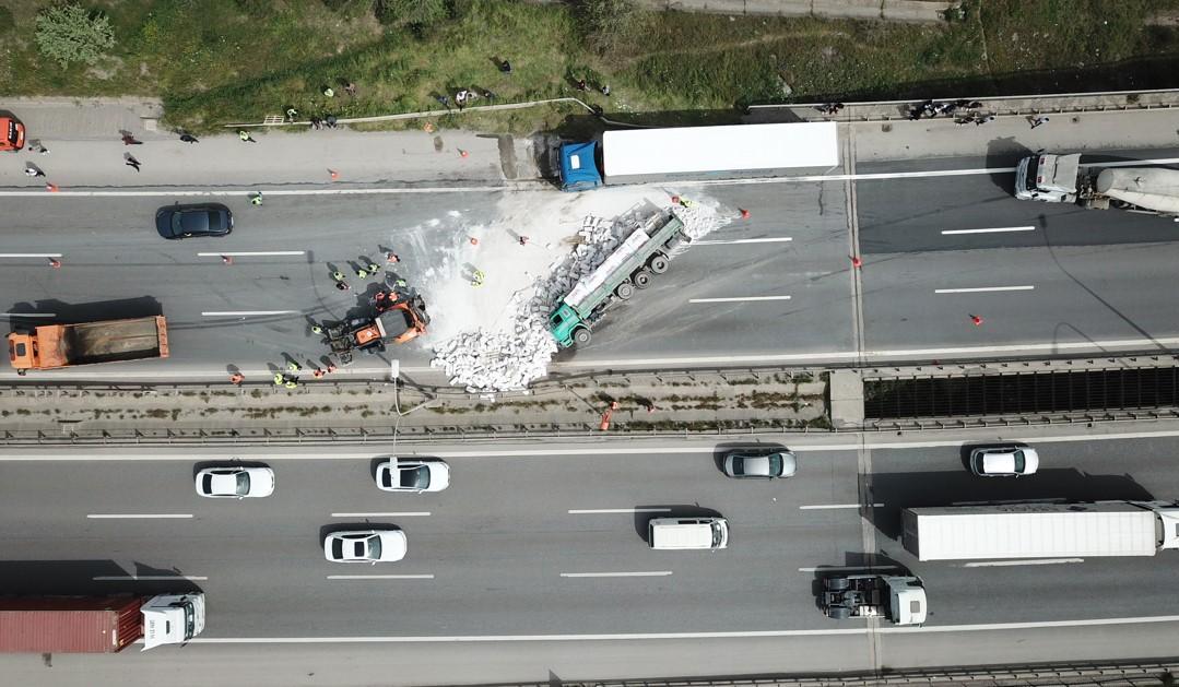 TEM'de zincirleme kaza; İstanbul yönü trafiğe kapandı