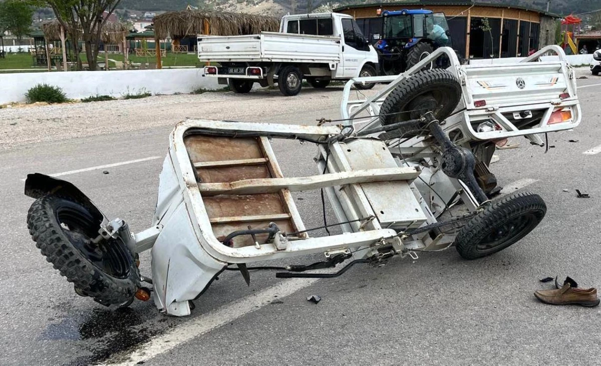 Tokat'ta otomobil ile tarım aracı çarpıştı, kazada 1'i ağır iki kişi yaralandı