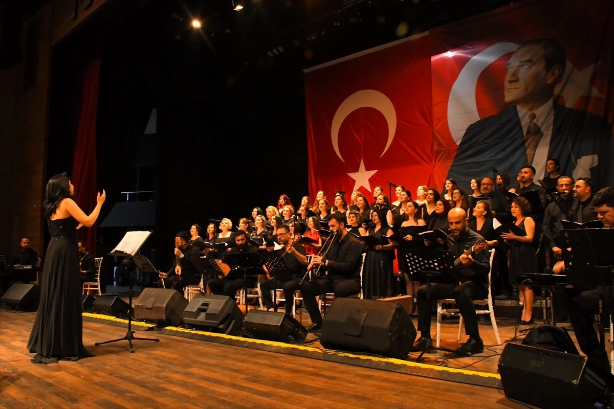 Torbalı Öğretmenler Korosu Türk Polis Teşkilatı'nın Kuruluş Yıl Dönümü Konseri Verdi