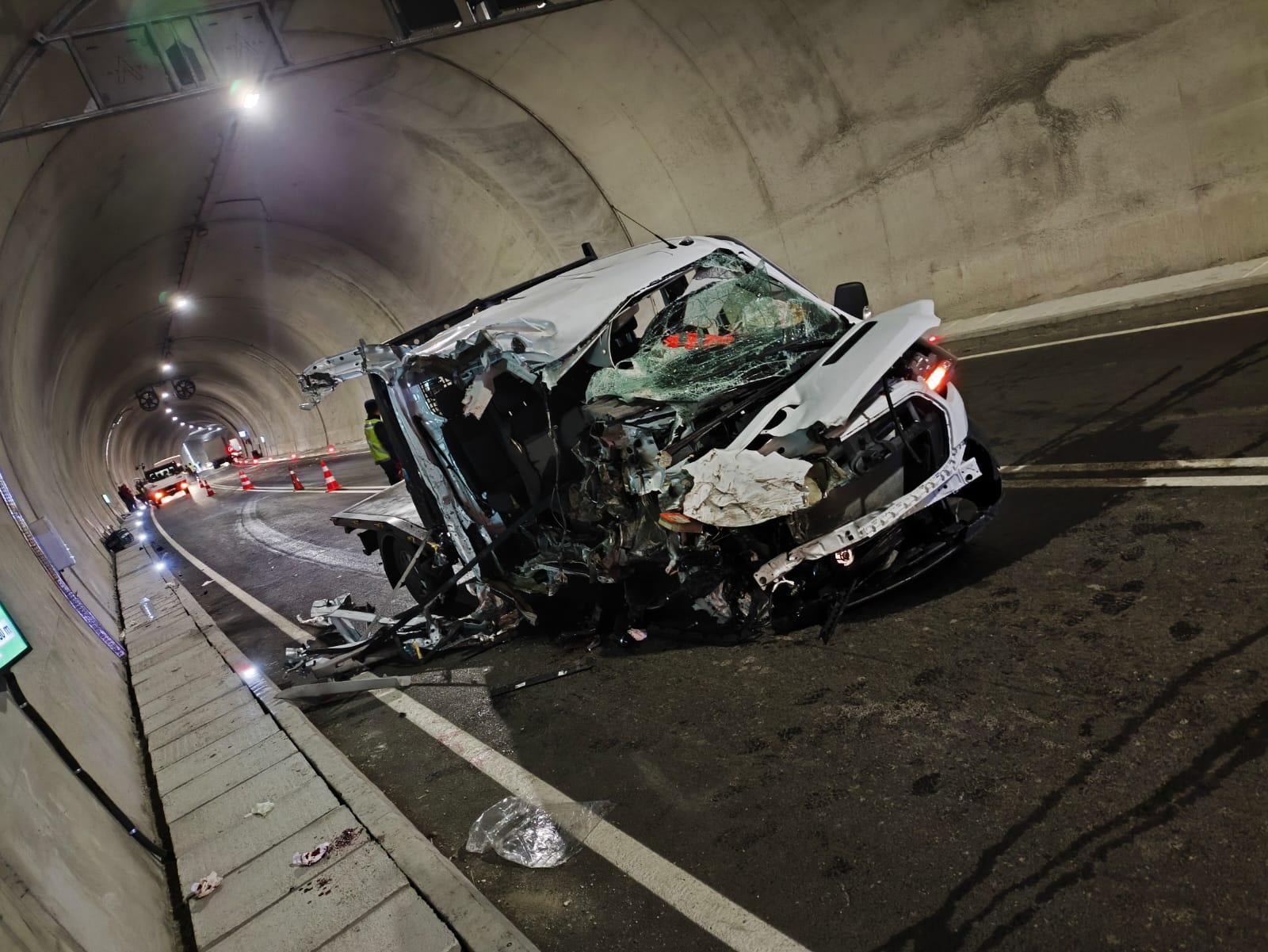 Tünelde korkunç kaza: 1 ölü, 3 yaralı
