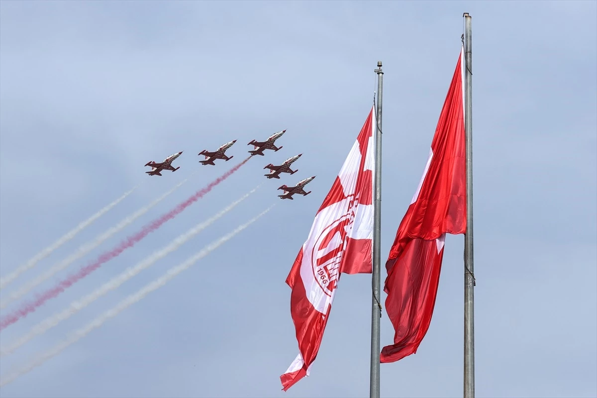 Türk Yıldızları Antalya'da Gösteri Uçuşu Yaptı