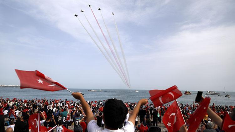 Türk Yıldızları'ndan nefes kesen gösteri