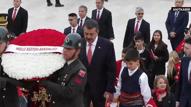 Türkiye 23 Nisan'ı kutluyor... Milli Eğitim Bakanı Tekin ve çocuklardan Anıtkabir'e ziyaret