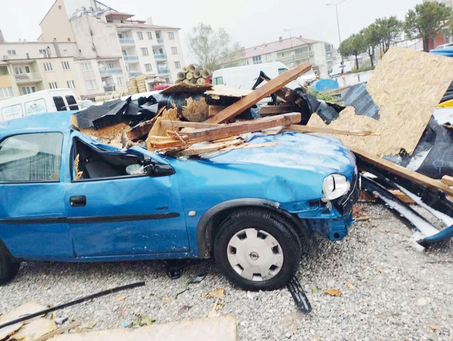 Türkiye’yi fırtına vurdu... Çatılar uçtu ağaçlar devrildi