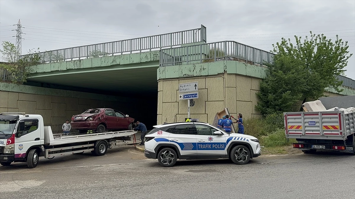 Tuzla'da Üst Geçitten Caddeye Düşen Otomobilin Sürücüsü Yaralandı