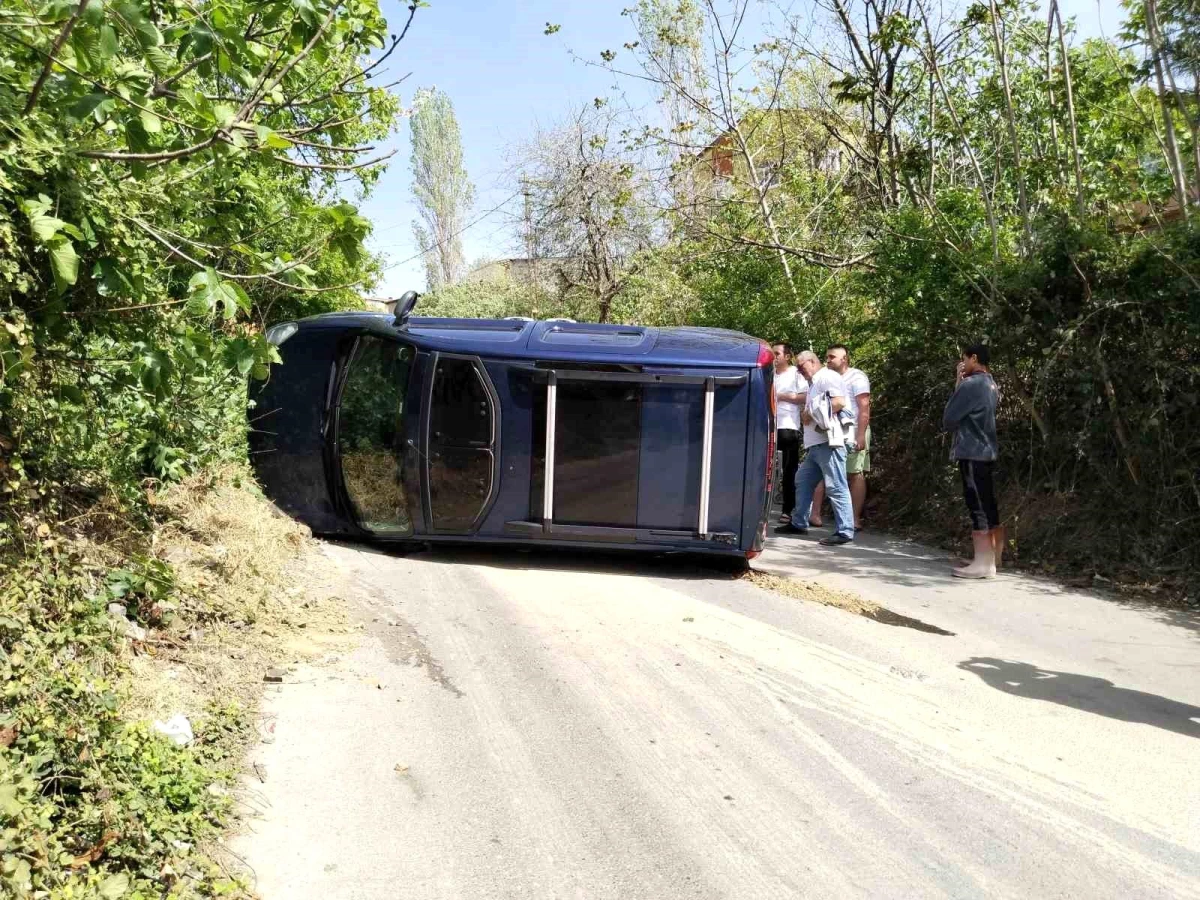 Ümraniye'de El Freni Çekilmeyen Otomobil Takla Attı