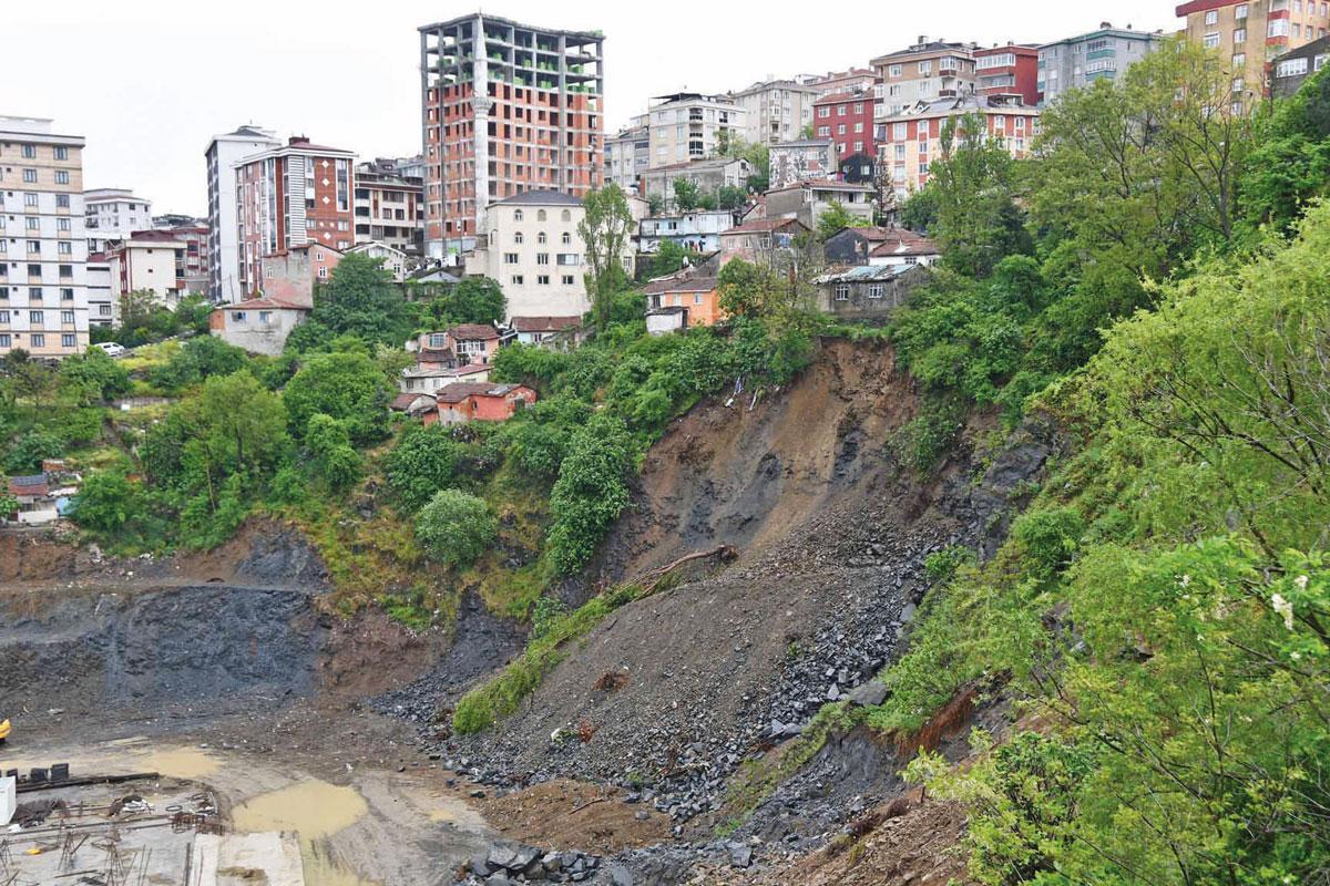 Vali Davut Gül bölgeyi ziyaret etti: Burası riskli alan ilan edilmiş... 30 ev tahliye edildi