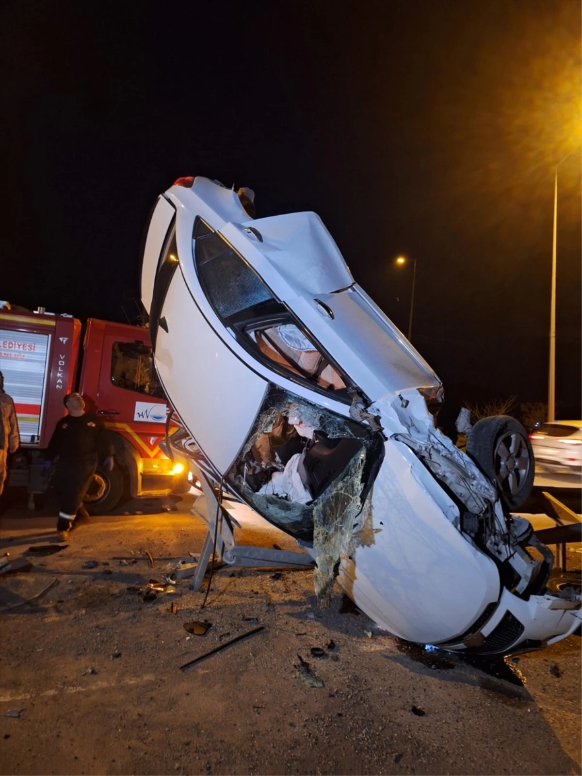 Van'da bariyerlere çarpan otomobil dik şekilde asılı kaldı: 3 yaralı