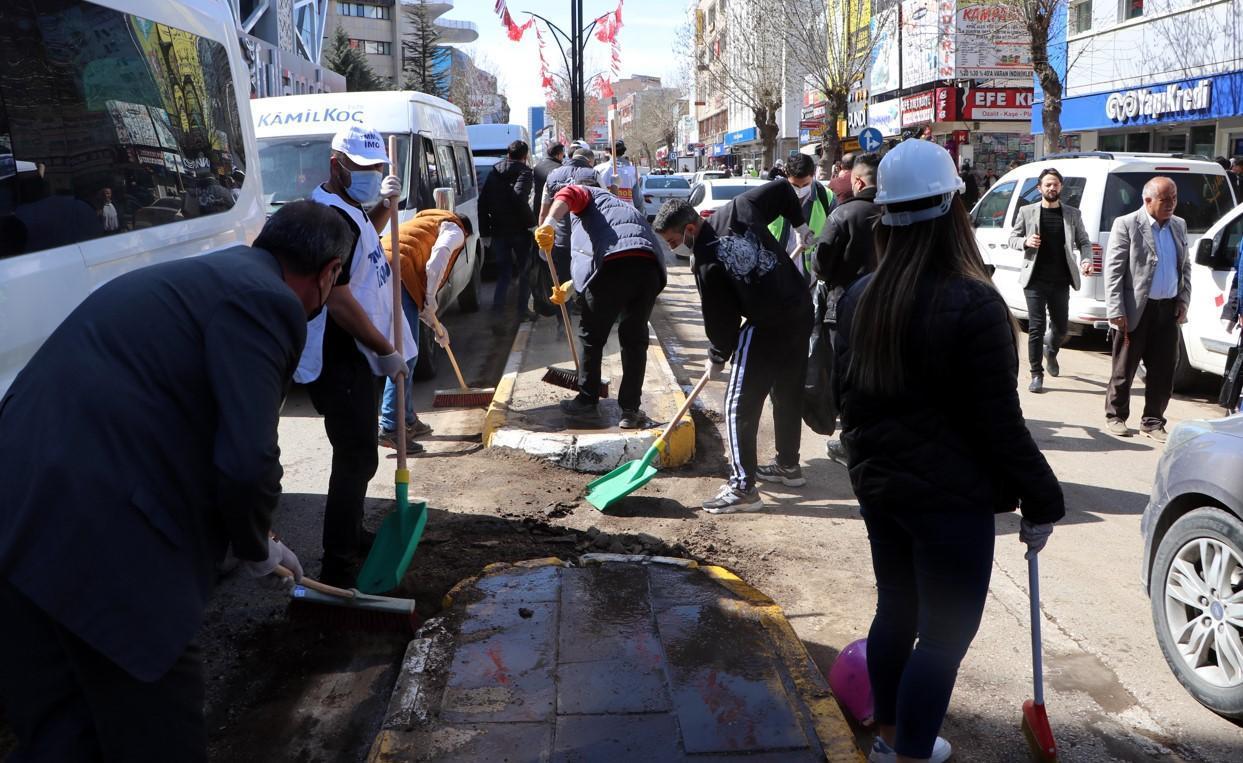 Van'da olayların sona ermesiyle şehirde sokaklar temizlenmeye başlandı