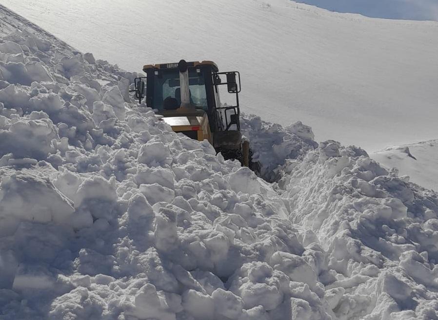 Van'da panik anları: Operatör çığ altında kalmaktan son anda kurtuldu