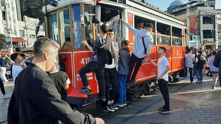 Yoğunluk nedeniyle nostaljik tramvay seferleri durduruldu