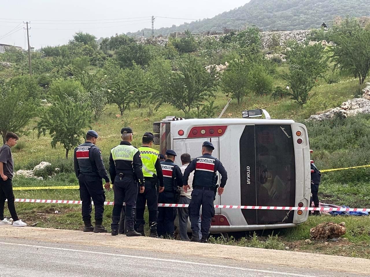 Yolcu midibüsü devrildi: Astsubay hayatını kaybetti, 17 yaralı