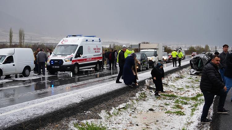 Zincirleme trafik kazası: 2'si çocuk 8 yaralı