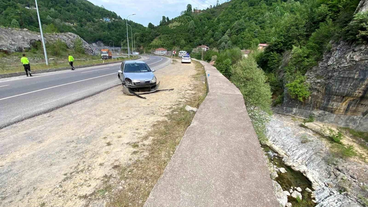 Zonguldak'ta Kontrolden Çıkan Otomobil Karşı Yola Geçti