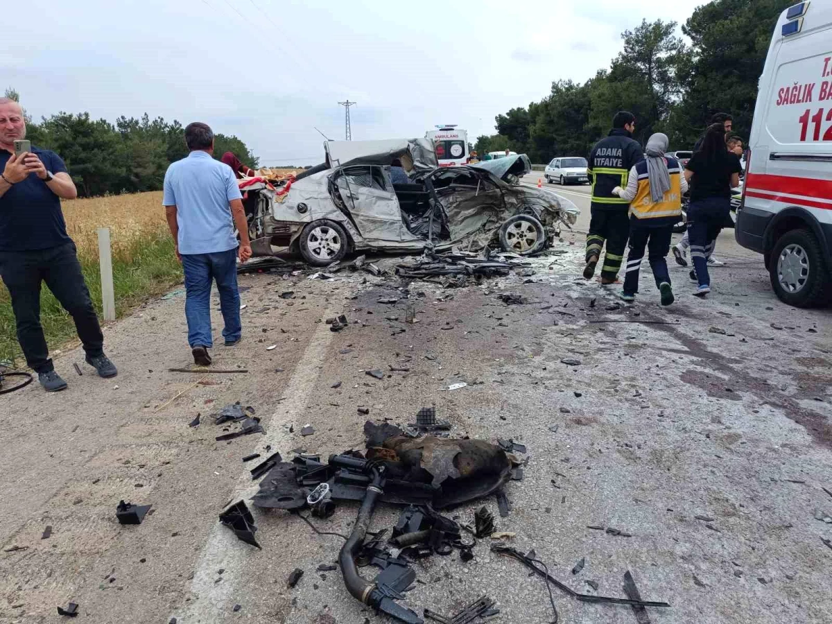 Adana'da Otomobil ile Hafif Ticari Araç Çarpışması: 4 Kişi Ağır Yaralandı