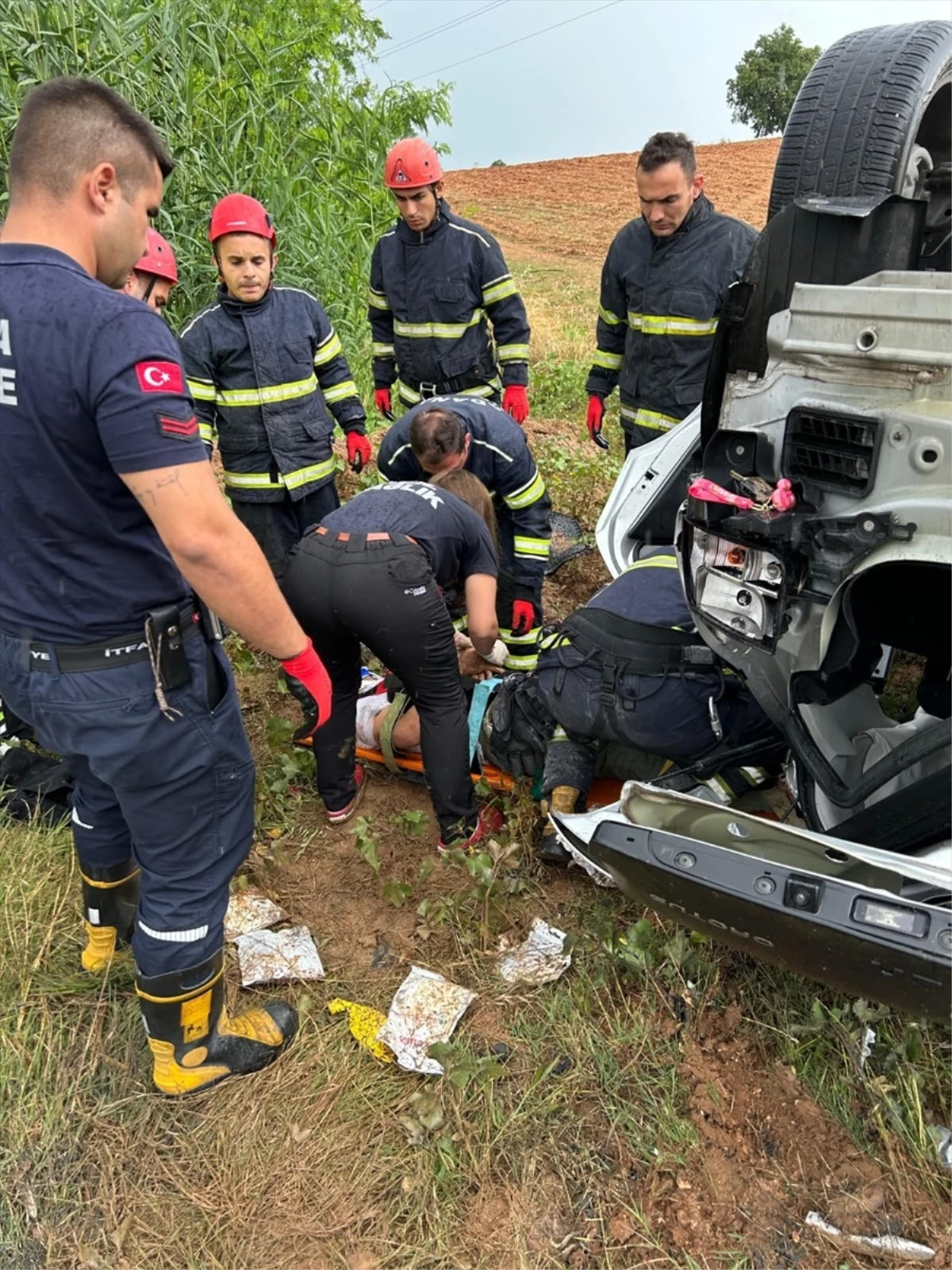 Adana'da Otomobil Şarampole Devrildi, 2 Kişi Yaralandı